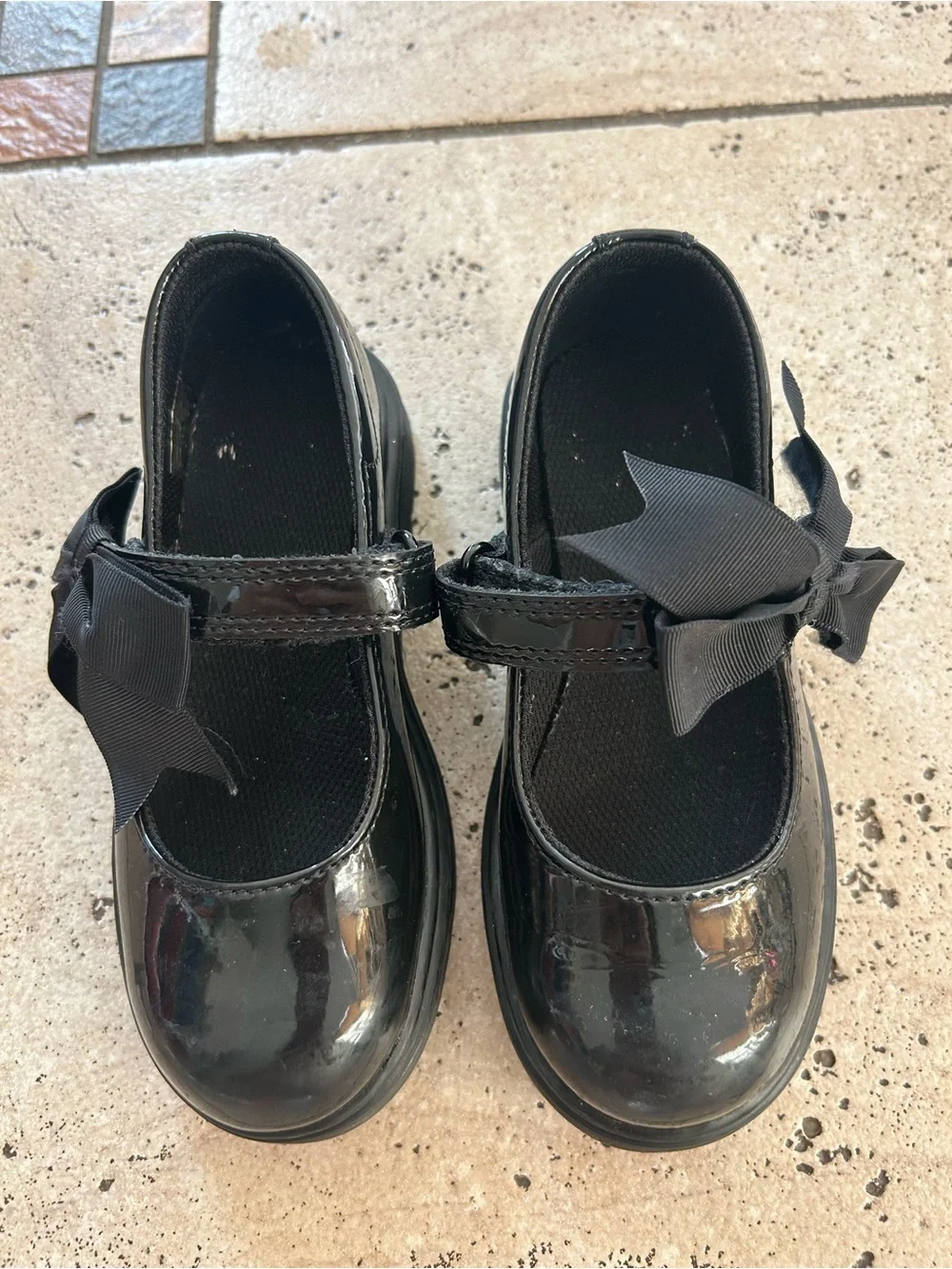 Like new Girls Black Patent Mary Jane Shoes with Bow size 11